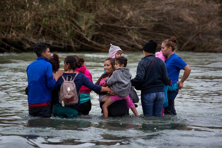 A group of 17 migrant people crosses the R&iacute;o Bravo, trying to reach the United States from the Mexican border city of 