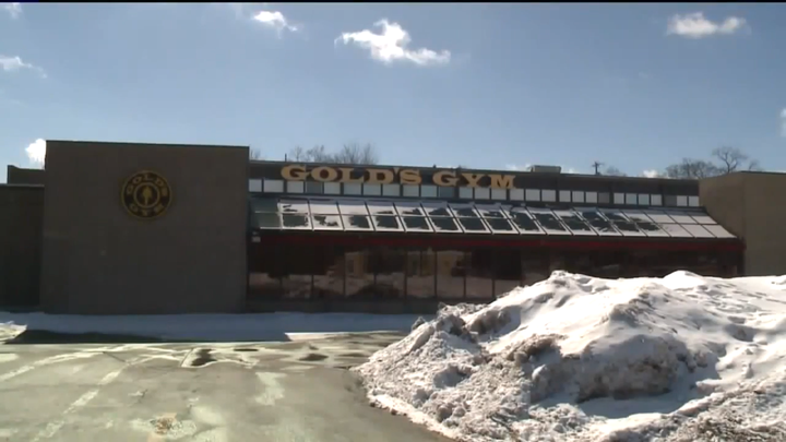 A Wisconsin man is facing charges after allegedly going to a Gold's Gym to work out while under house quarantine for measles.