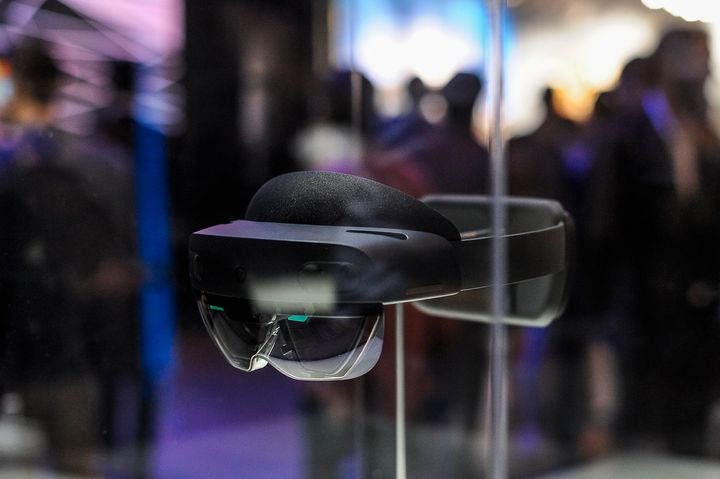 «HoloLens 2» - Συσκευή γυαλιών AR που σχεδιάστηκε από την Microsoft και παρουσιάστηκε στη διάρκεια της έκθεσης «Mobile World Congress», στις 28 Φεβρουαρίου 2019 στη Βαρκελώνη.