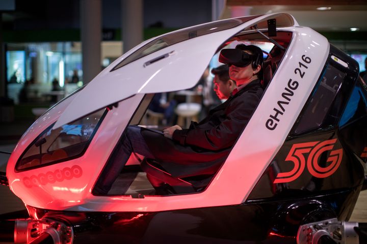 Επισκέπτης στην έκθεση MWC της Βαρκελώνης (26 Φεβρουαρίου 2019) κάθεται μέσα σε έναν προσομοιωτή drone-taxi, με τεχνολογία VR και προδιαγραφές 5G. 