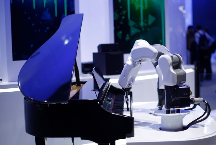 Ενα ρομπότ της ΖΤΕ παίζει πιάνο...στην έκθεση MWC της Βαρκελώνης!