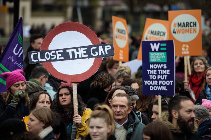 職場の性差別に抗議する人たち＝2018年、ロンドン
