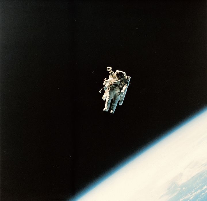 宇宙遊泳のイメージ写真
