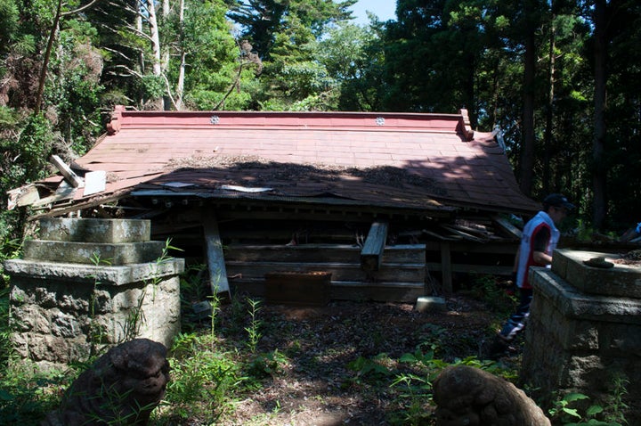 半壊した諏訪神社の拝殿。2011年末までに全壊したという（2011年8月撮影）