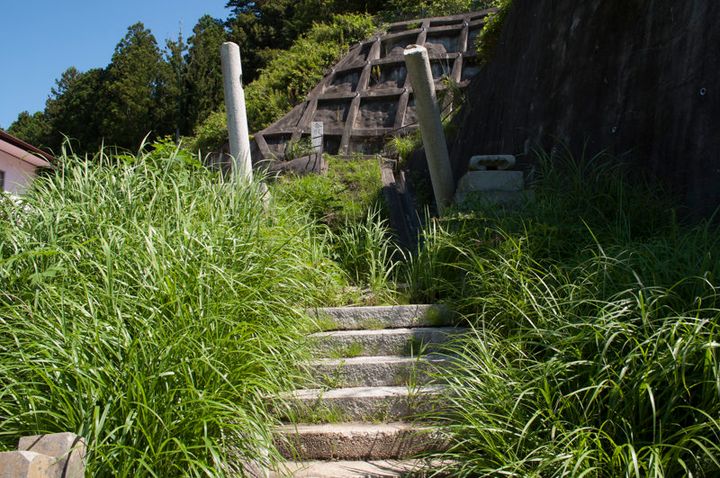 柱だけが残った諏訪神社の鳥居（2011年8月撮影）