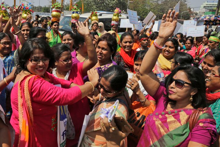 Γυναίκες στην Ινδία χορεύουν κατά τη διάρκεια πορείας στην Καλκούτα.