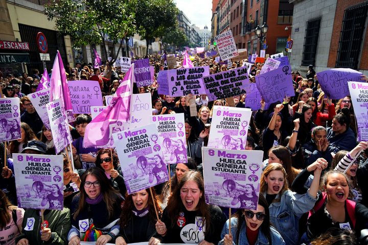 Χιλιάδες διαδηλωτές γένους θηλυκού στη Μαδρίτη διαδηλώνουν με πλακάτ και συνθήματα.