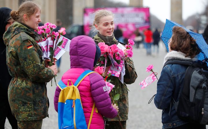 Οι γυναίκες των γερμανικών ενόπλων δυνάμεων μοιράζουν λουλούδια σε μικρές δεσποινίδες και μεγαλύτερες κυρίες.