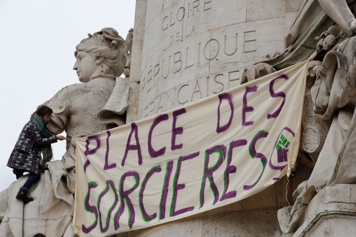 Στο Παρίσι, μια γυναίκα ανέβηκε σε άγαλμα στην πλατεία της Δημοκρατίας και ύψωσε πανό που έγραφε «Πλατεία Μαγισσών».