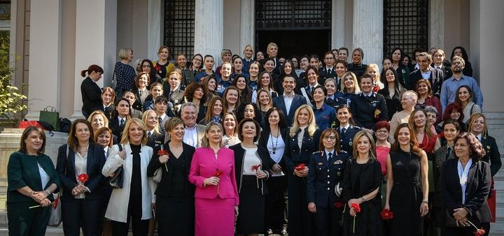 Ο πρωθυπουργός Αλέξης Τσίπρας υποδέχθηκε περίπου 180 γυναίκες από διάφορες κοινωνικές και εργασιακές ομάδες στο Μέγαρο Μαξίμου.