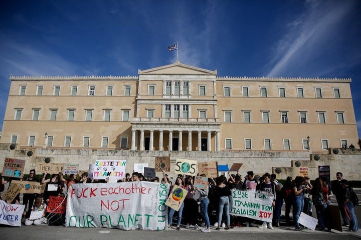 Μέλη φεμινιστικών και αντιρατσιστικών οργανώσεων έξω από τη Βουλή.