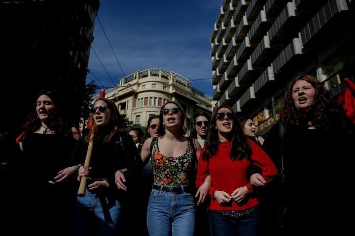 Διαδηλώτριες φωνάζουν συνθήματα για την ισότητα των δύο φύλων, κατά τη διάρκεια πορείας στο κέντρο της Αθήνας.