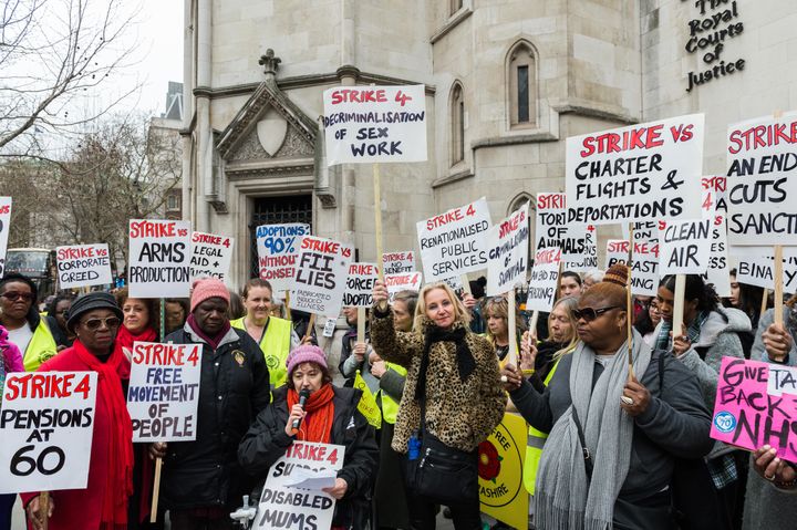 Στο Λονδίνο μέλη οργανώσεων υπέρ των γυναικείων δικαιωμάτων πραγματοποίησαν παράσταση διαμαρτυρίας έξω από το Βασιλικό Δικαστικό Μέγαρο.