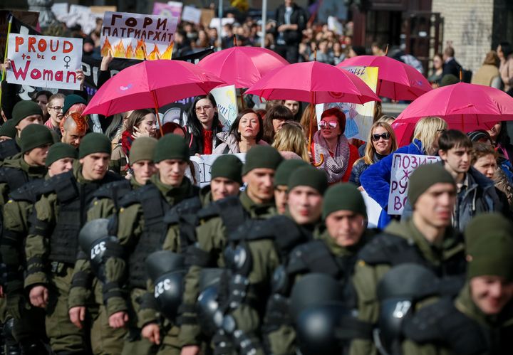 Στην Ουκρανία μέλη της Εθνικής Φρουράς συμμετείχαν στις εκδηλώσεις που διοργανώθηκαν από οργανώσεις γυναικών.