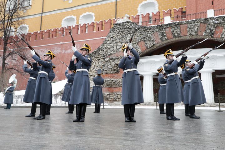 Στη Μόσχα, μέλη της Προεδρικής Φρουράς πραγματοποιούν άγημα προς τιμήν των γυναικών.