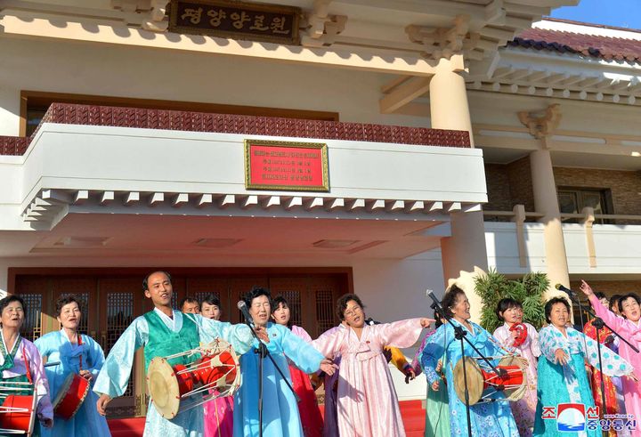 Βορειοκορεάτες και Βορειοκορεάτισσες με παραδοσιακές στολές αφιερώνουν χορούς και τραγούδια στις γυναίκες της χώρας.