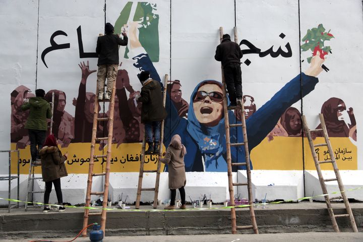 Ανεξάρτητοι Αφγανοί καλλιτέχνες σχεδιάζουν ένα γκράφιτι σε τοίχο του υπουργείου Γυναικείων Υποθέσεων στην Καμπούλ. 