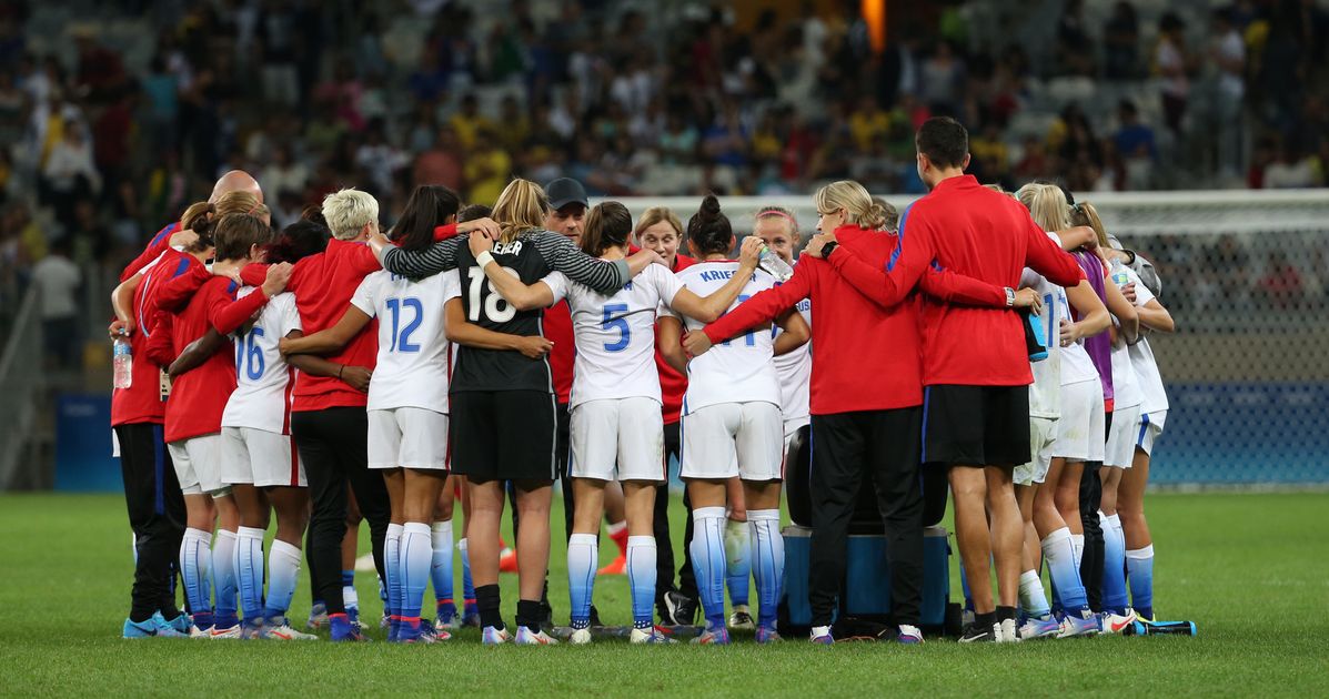 Us Womens Soccer Team Sues Federation For Equal Pay Huffpost Women 