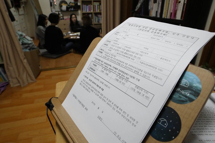 공덕동하우스 거실 책상 위에 협동조합형 청년 공공임대주택 입주 신청서가 놓여 있다.