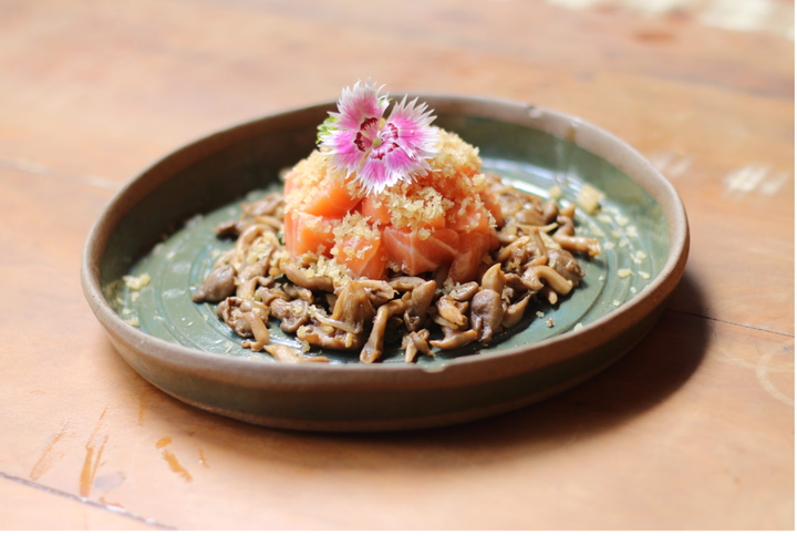 Tartar de salmão com shimeji do Nazo.
