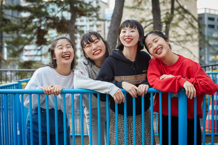 左からマナ（Vo,Key）、ユナ（Dr,Cho）、ユウキ（Ba,Cho）、カナ（Vo,Gt）