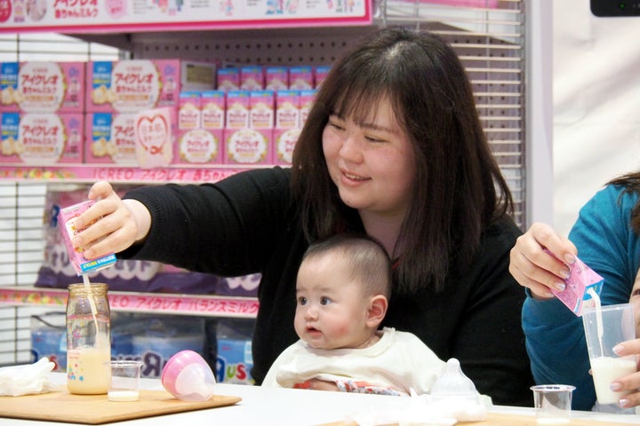 紙パックにストローをつけて直接、ほにゅう瓶に注げるようになっている。