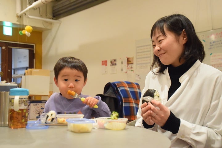 正午になると2階の託児所から子どもが来てランチを共にする