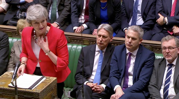 Theresa May im Unterhaus hatte mit ihrer Stimme zu kämpfen.