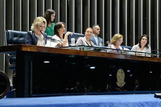 Senadoras ocuparam a mesa da Casa nesta terça-feira