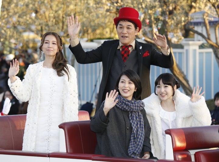 東京ディズニーランドで始まった「アナとエルサのフローズンファンタジー」の初日記念セレモニーに映画「アナと雪の女王」日本語吹き替え版の神田沙也加、松たか子、ピエール瀧とエンドソングを歌ったMay J.がサプライズで登場しパレードした=2015年1月13日、千葉県浦安市