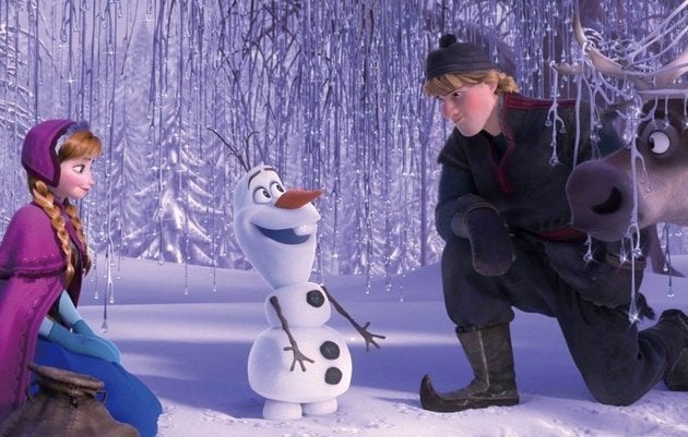 映画『アナと雪の女王』に登場するオラフ（写真中央）