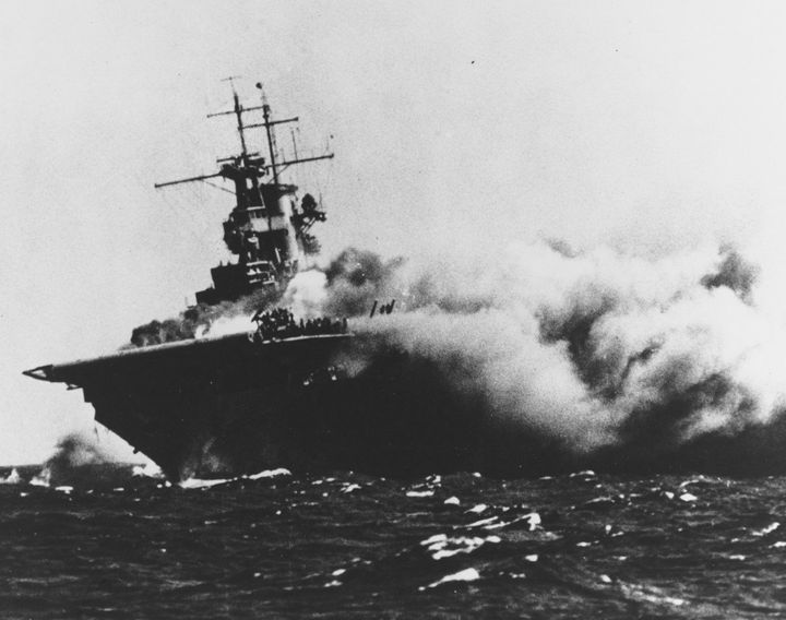 1942年9月15日、魚雷が命中して炎上する空母「ワスプ」