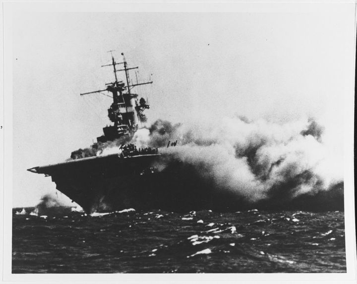 1942年9月15日、魚雷が命中して炎上する空母「ワスプ」