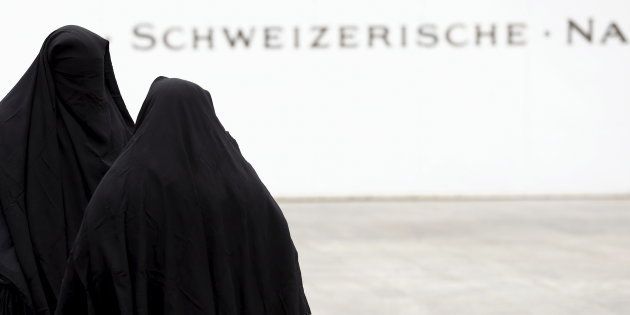 Miembros de una plataforma anti-burka llevan el velo integral en señal de protesta en un acto celebrado en Berna, Suiza, en 2016.