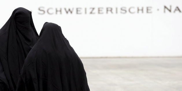 Miembros de una plataforma anti-burka llevan el velo integral en señal de protesta en un acto celebrado en Berna, Suiza, en 2016.