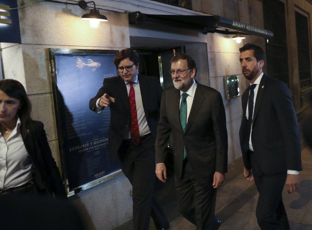 Mariano Rajoy abandona el restaurante.