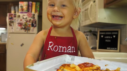 La adorable cocinera 'youtuber' de dos