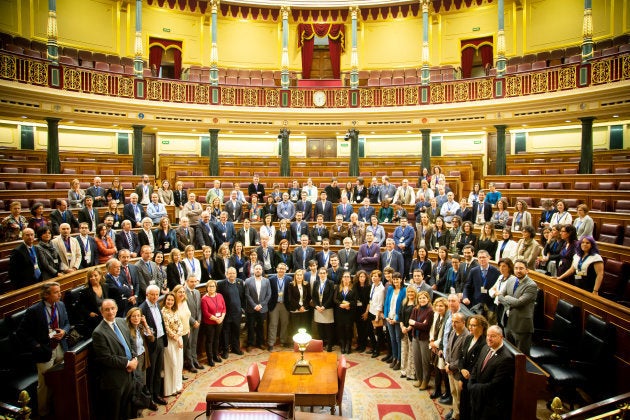 Científicos, diputados y la presidenta del Congreso Ana Pastor en el Hemiciclo del Congreso de los Diputados....