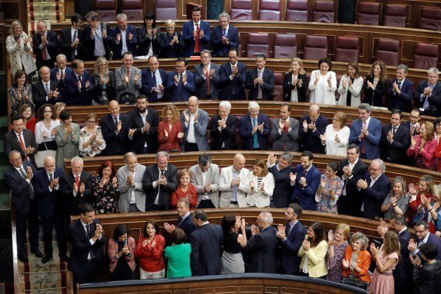 Sánchez, es aplaudido por su grupo parlamentario en el hemiciclo del Congreso, tras ganar la moción de censura contra Rajoy.