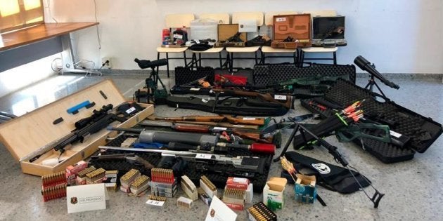 Fotografia facilitada por los Mossos d'Esquadra del material incautado al hombre que pretendía asesinar a Sánchez.