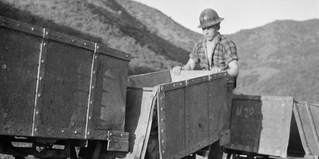 Un trabajador descarga en Kingman (Arizona, Estados Unidos) los carros de wolframio que han sido transportados desde la mina Boriana.
