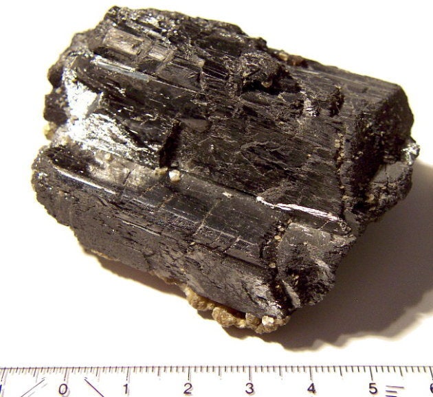 El wolframio destaca por su dureza, solo es superado por el diamante, y por tener el punto de fusión más alto de los metales: 3.422 grados centígrados.