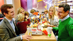 La versión de Alberto Garzón de esta foto (que el partido ha tenido que