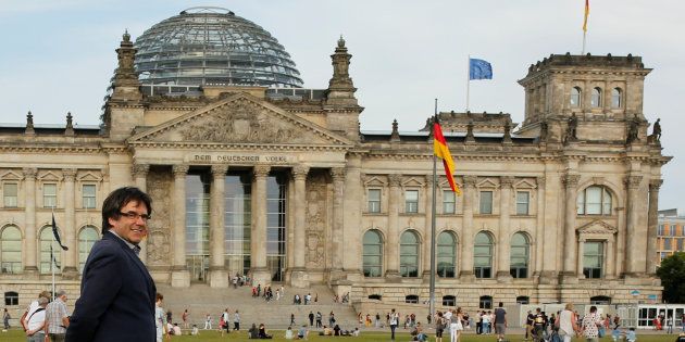 El expresident catalán Carles Puigdemont, paseando ante el Bundestag de Berlín, el pasado