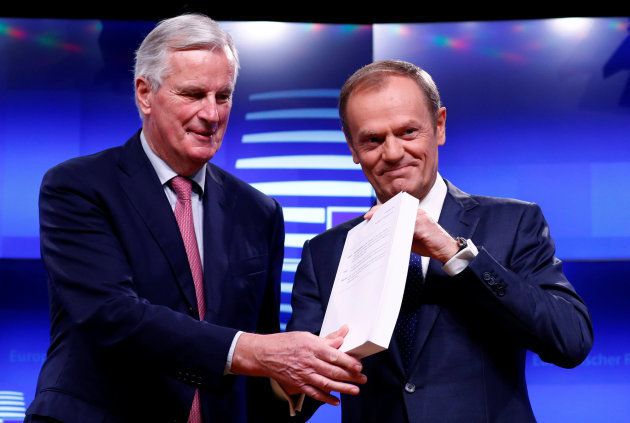 Barnier y Tusk con una copia del acuerdo del