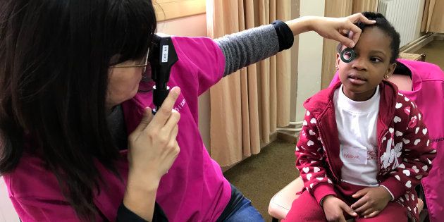 La oftalmóloga pediátrica Ana Wert revisa la vista a una alumna de la escuela Joan XXIII del barrio de Bonavista de Tarragona
