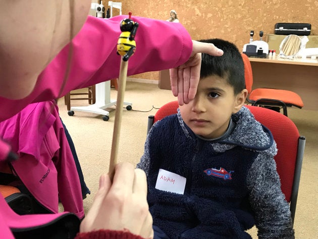 Adam, un alumno de la escuela Joan XXIII del barrio de Bonavista de Tarragona, pasa la revisión ocular