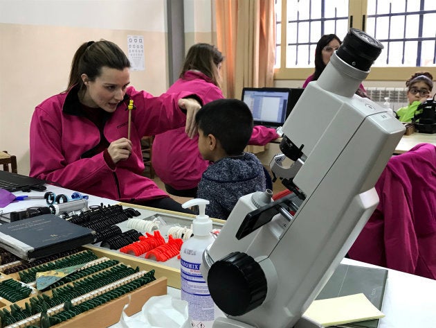 La Fundación IMO instala en las escuelas todo el equipamiento necesario para revisar la agudeza visual de cientos de niños en un par de días