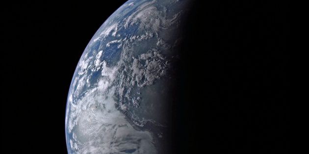 La Tierra vista a 34.692 millas (casi 56.000 kilómetros), en una imagen de la NASA de 2005.