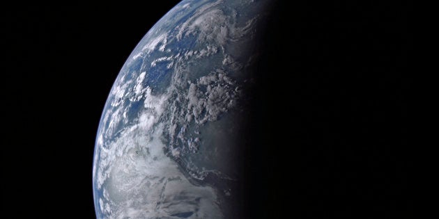 La Tierra vista a 34.692 millas (casi 56.000 kilómetros), en una imagen de la NASA de 2005.